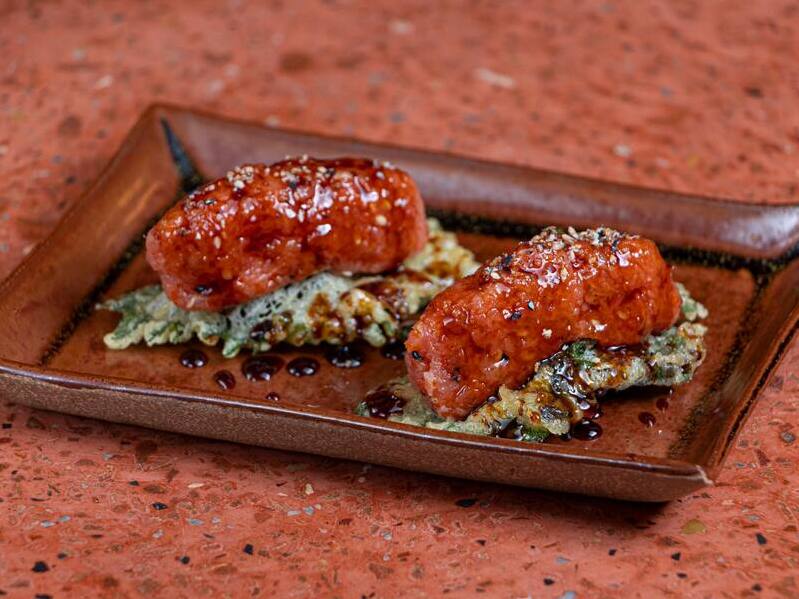 Tempurá de shisso com atum batido levemente apimentado com molho tarê e gergelim. Acompanha molho tarê à parte. 2 unidades.