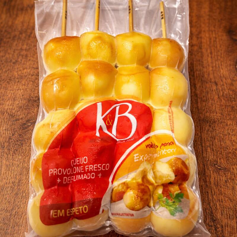 Perfeito para petiscos, tábuas e gratinados! Queijo defumado em palitos com aproximadamente 450g.