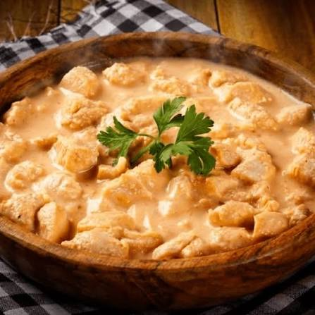 Acompanha: Arroz, strogonoff de frango e batata palha 130g proteína