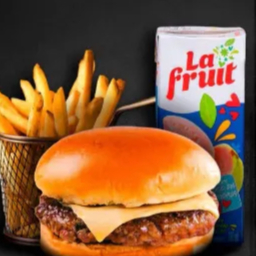 X-Burguer com hambúrguer bovino de 100g, muçarela, alface e tomate, acompanhado de refrigerante Caçulinha ou suco caixinha e batata frita 150g. Perfeito para os pequenos!