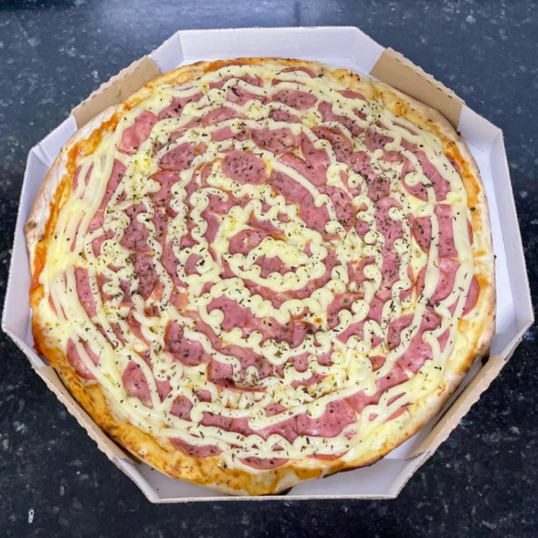 Massa artesanal, Molho especial, muçarela, calabresa, requeijão cremoso e orégano.
