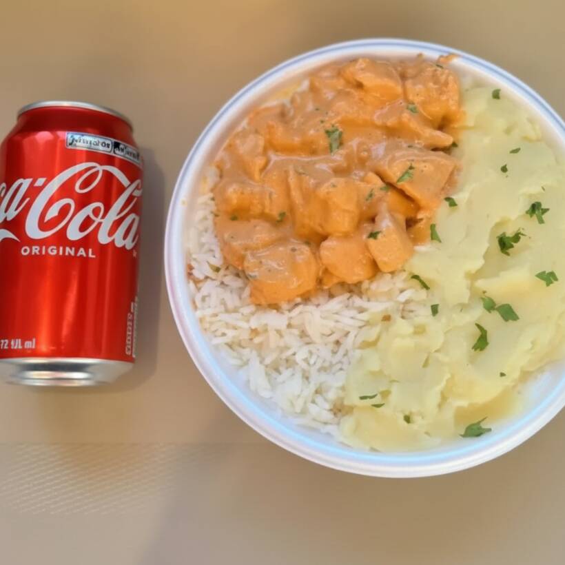 Marmita com delicioso filé de frango ao molho estrogonofe acompanhado de arroz branco e purê de batatas inglesas. Acompanha refrigerante lata Coca Cola 350ml bem gelada. Marmita indicada para 01 pessoa. Serve 1 pessoa (400g)