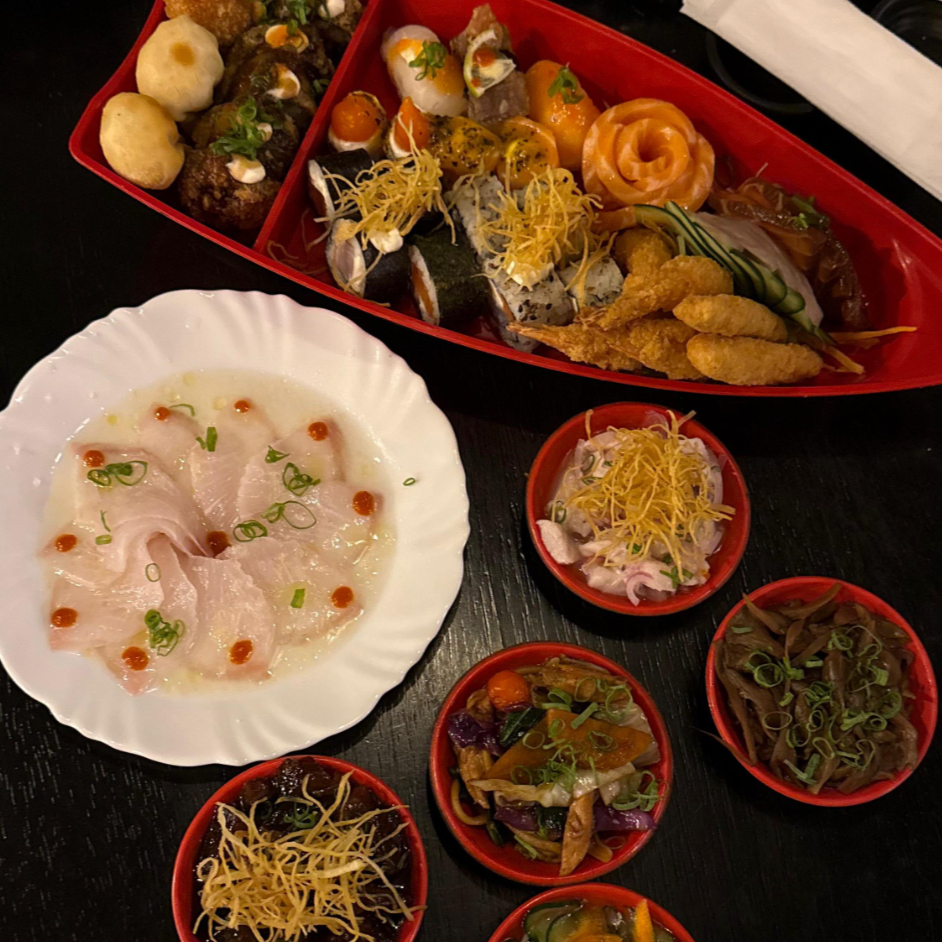 ENTRADA FRIA :1 Tataki, 1 Sunomono, 1 Ceviche, 1 Capaccio De Tilapia. ENTRADA QUENTE: 2 Iscas De Peixe Branco, 2 Ebi-De Camarão, 5 Hot Filadelfia,1 Yakissoba, 1 Shimeji, 4 Camarão Empanado, 2 Croquetas De Salmão. PRATO PRINCIPAL: 4 Hossomaki, 4 Uramaki, 4 Sashimi De Salmão, 4 Sashimi De Tilapia, 4 Sashimi De Salmão Black, 3 Niguiri. SOBRE MESA: 1 HARAMAKI DE DOCE LEITE, 1 HARAMAKI DE CHOCOLATE.