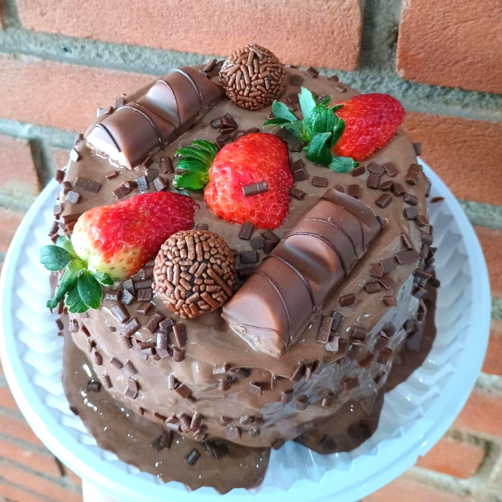 Massa de leite ninho , dento uma explosão de leite ninho com uma leve cobertura por todo o bolo de chocolate. (aprox.950g, serve 5 pessoas )