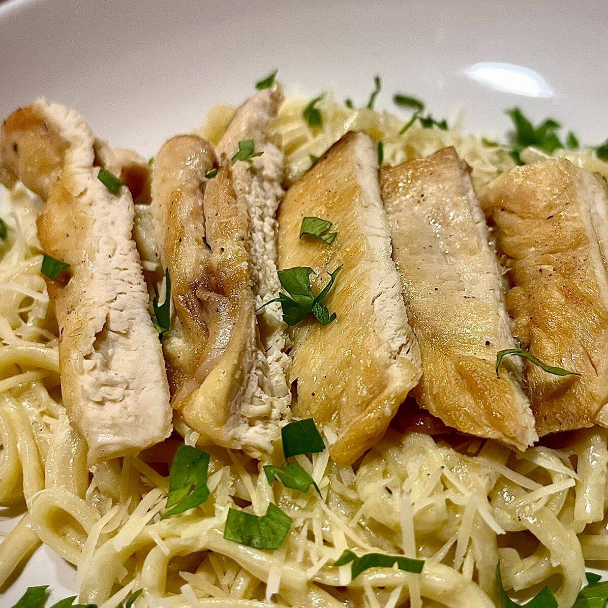 Alfredo con Pechuga de Pollo + Pepsi 355 ml