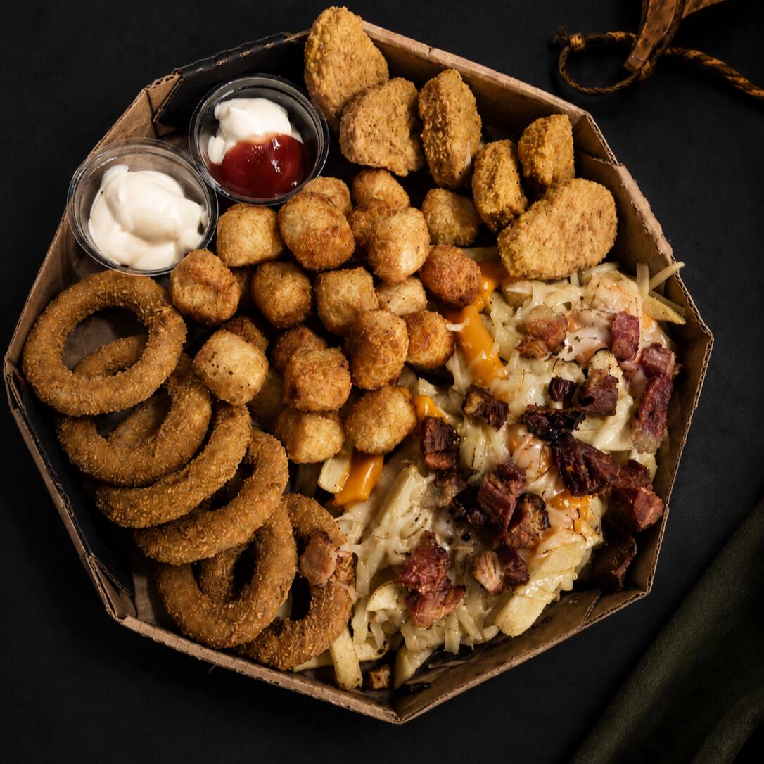 Um combo completo para compartilhar 400 g de batata frita com queijo cheddar e bacon, 300 g de mandioquinha, 6 nuggets, 6 anéis de cebola e 2 molhos. Crocante, caprichado e cheio de sabor!