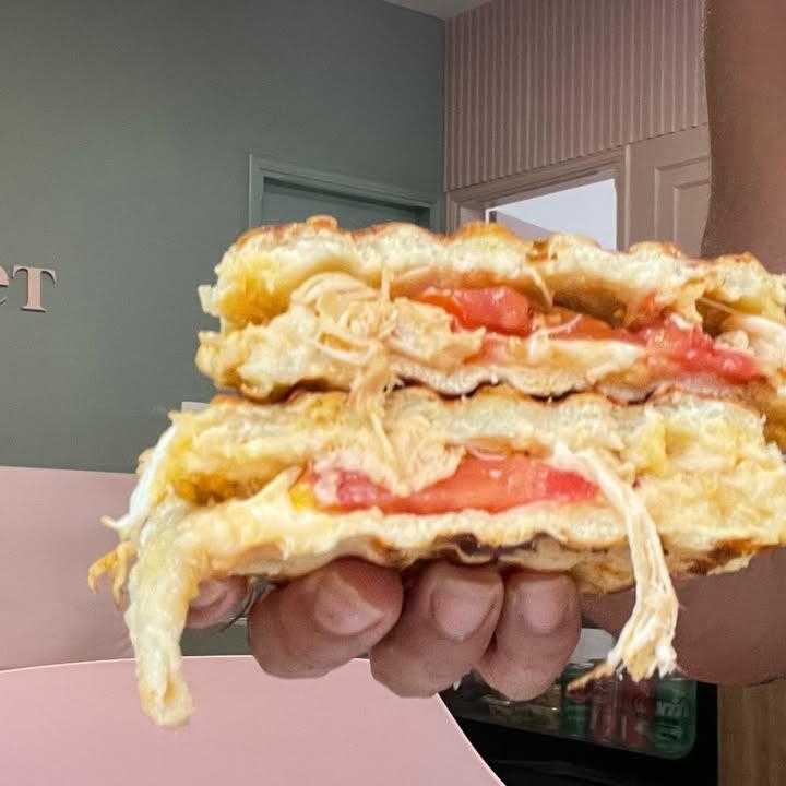 Com uma casquinha crocante de parmesão, o pão caseiro recheado com um delicioso frango cremoso, queijo e tomate. Essa combinação proporciona uma experiência saborosa e reconfortante, ideal para um lanche ou refeição leve. Perfeito para quem busca um prato prático e saboroso, o frango é uma opção que agrada a todos os paladares.