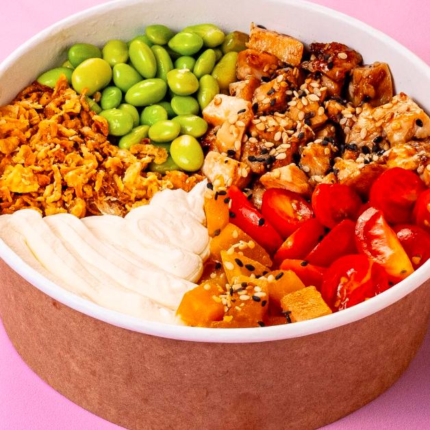 Arroz shari, frango com teriyaki, cream cheese, cebola crispy, abóbora assada, edamame e tomate.