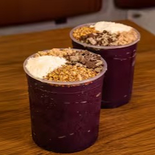 Mega combo 4 litros de creme de açaí super cremoso, acompanha 4 granolas, 4 leite em pó, 8 Bis, 8 paçocas. Todos os adicionais vai separados do açaí.