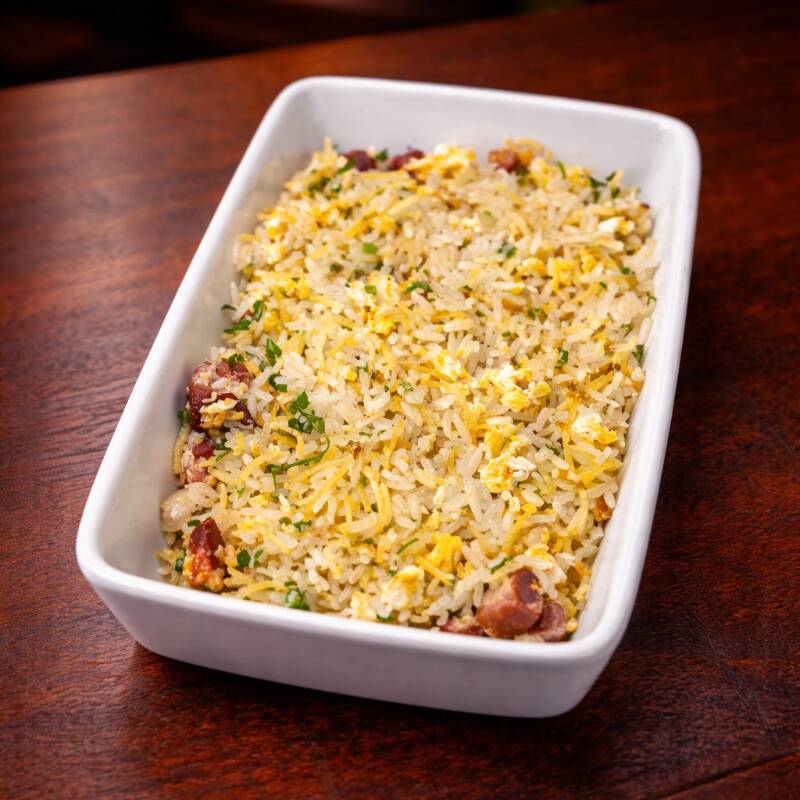 Arroz soltinho, misturado com bacon crocante, ovo mexido e batata palha douradinha. Cada garfada é uma explosão de sabor e textura que deixa o prato ainda mais completo.