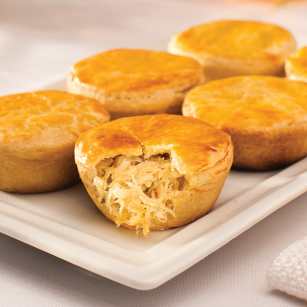 Empadinha de frango com catupiry, massa podre. Tamanho médio. Aquecida no ato do pedido