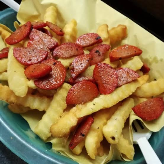 PAPAS CON SALCHICHA PARA ASAR Y QUESO AMARILLO