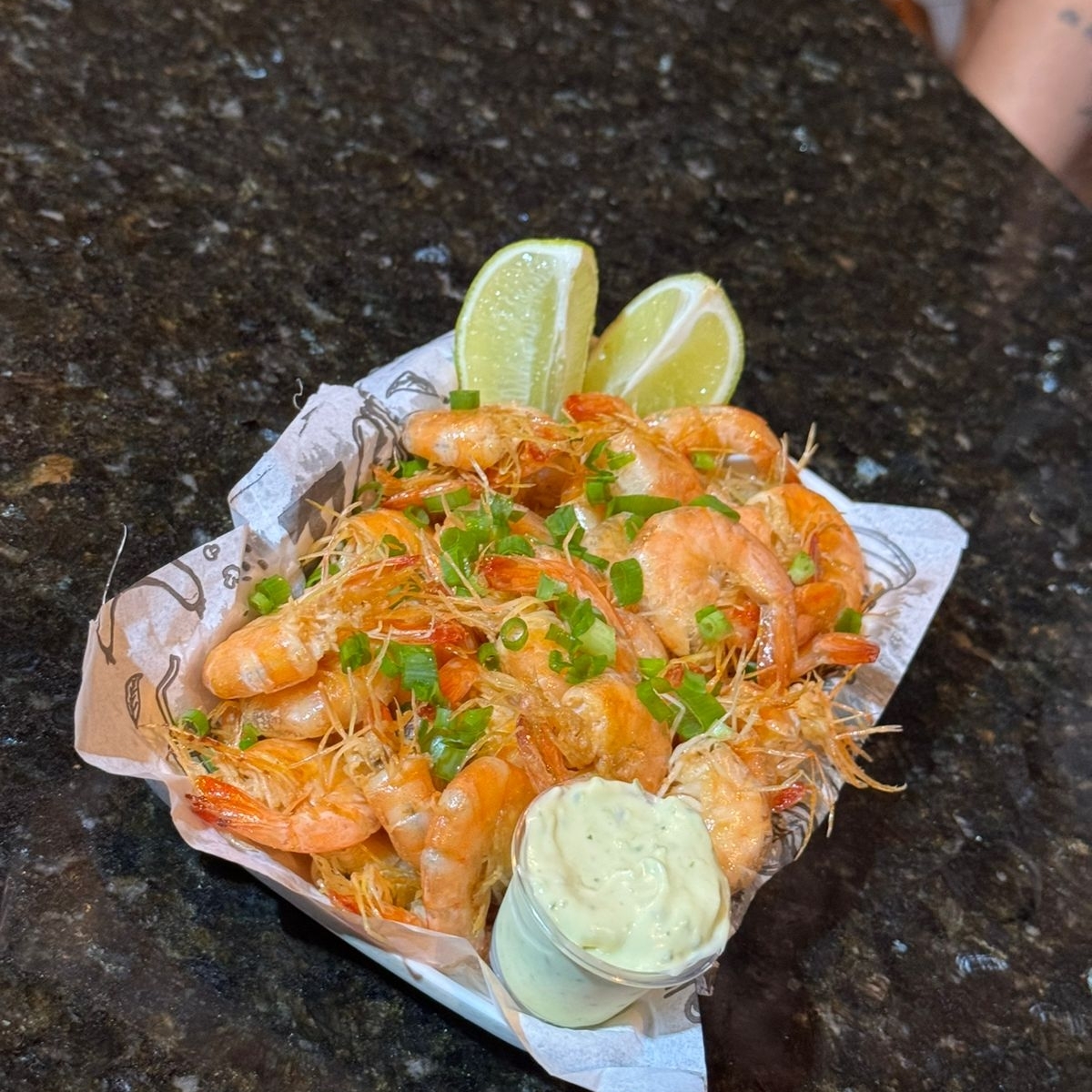 Camarões salteados no azeite, bem temperados e cheios de sabor. Porção de 300g perfeita para quem gosta de um prato leve e delicioso.