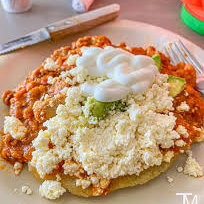Migada con Guisado, Queso, Verdura y Crema