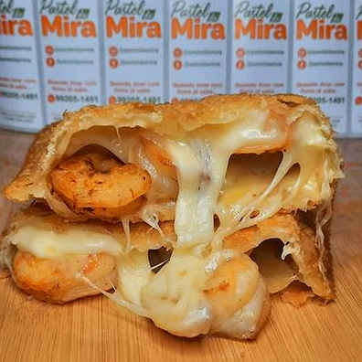 Camarões rosa grande temperado e refogado ao azeite de oliva extra virgem e muito queijo muçarela