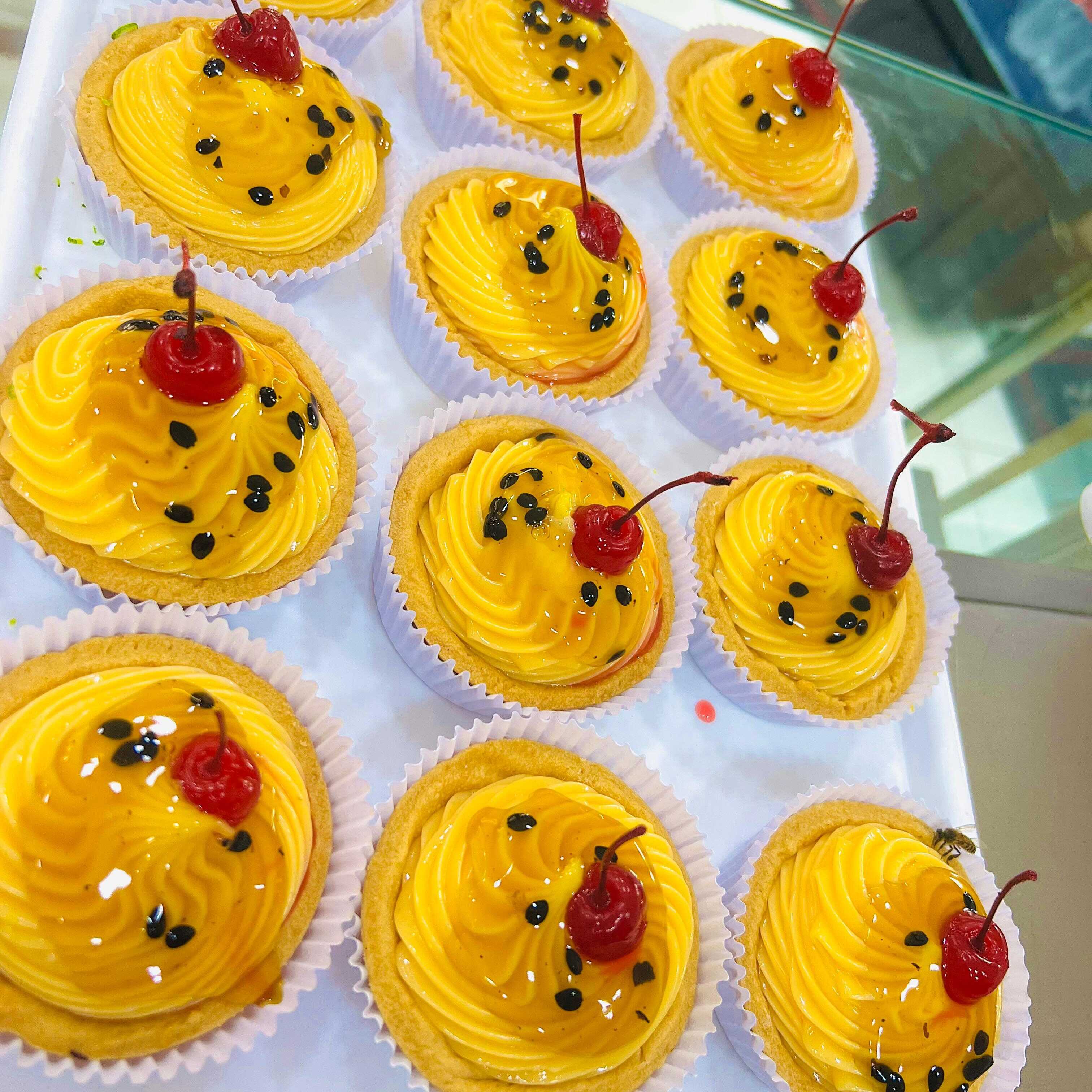 Delicioso suco de maracujá combinado com laranja, ideal para refrescar seu dia.
