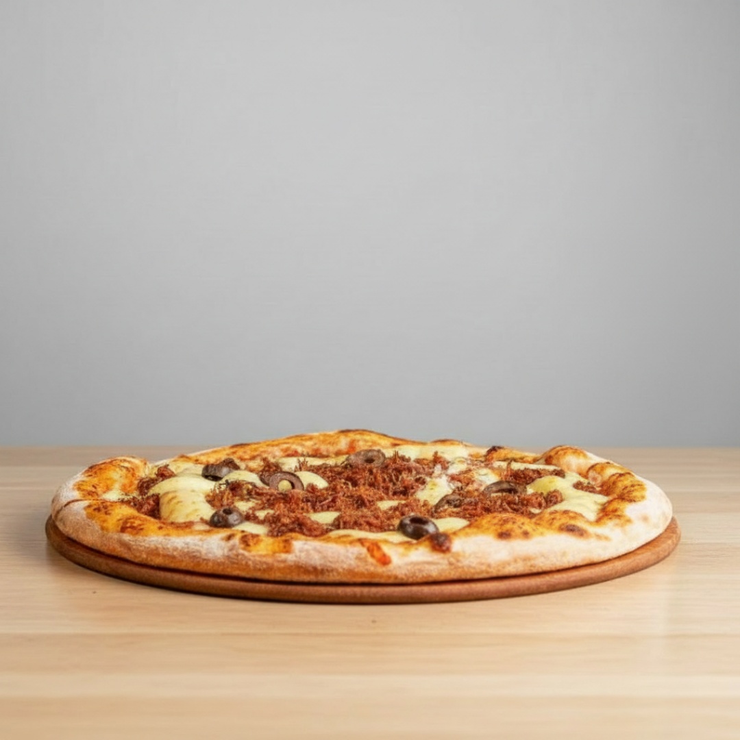 Desfrute da nossa 'Pizza de Carne Seca', uma estrela da nossa categoria 'Pizzas Salgadas'. Esta delícia é composta por uma massa artesanal fina e crocante, coberta com um molho caseiro rico e saboroso. A camada de mozzarella derretida envolve a suculenta carne seca, enquanto o genuíno Catupiry adiciona uma cremosidade inigualável. A pitada de pimenta biquinho confere um toque levemente picante, pe