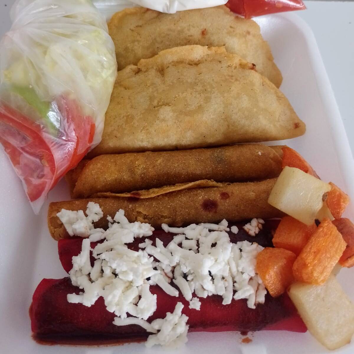 Plato Mixto (2 Enchiladas, 2 Flautas, 2 Empanadas)