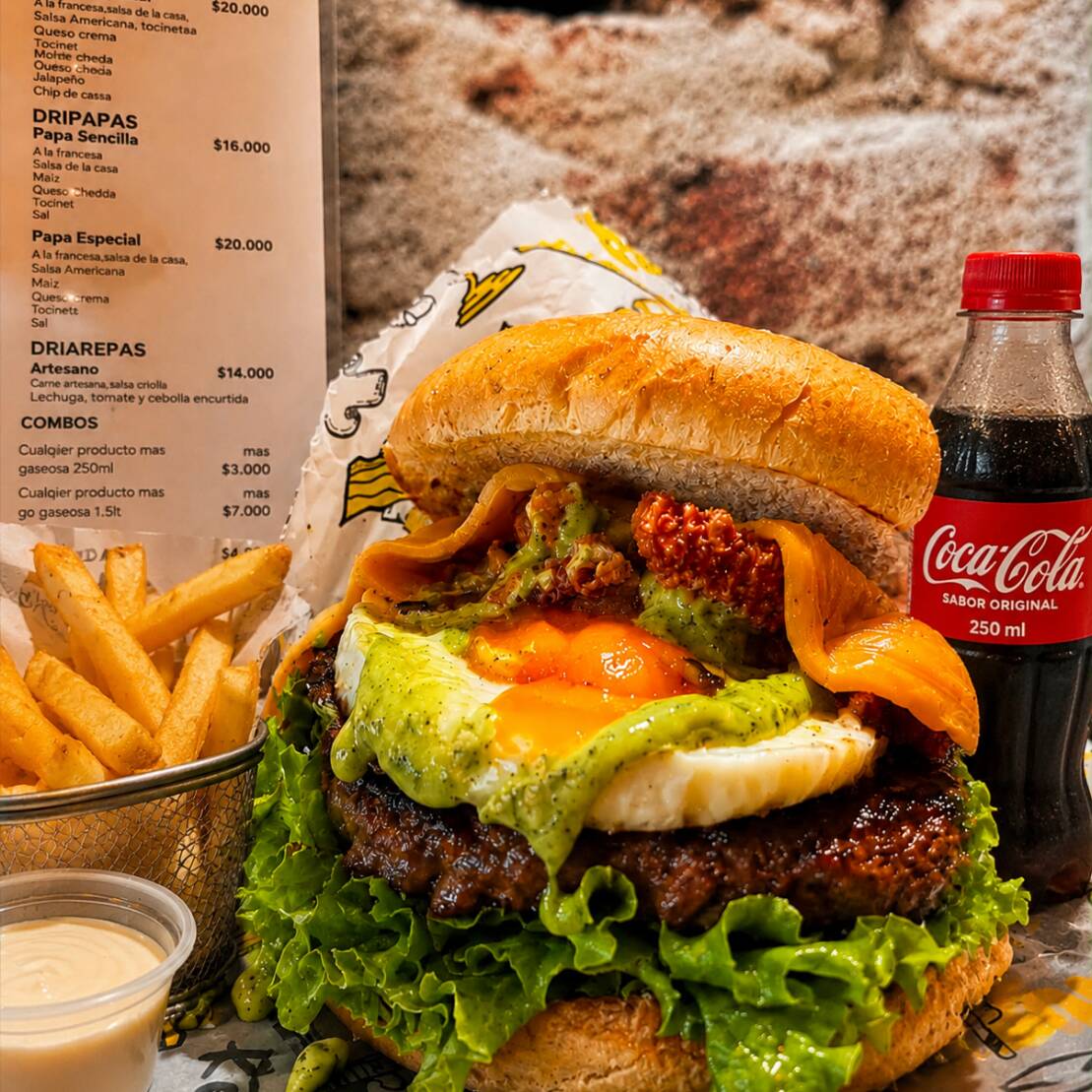 Combo Hamburguesa La Berraca + Papas y Gaseosa