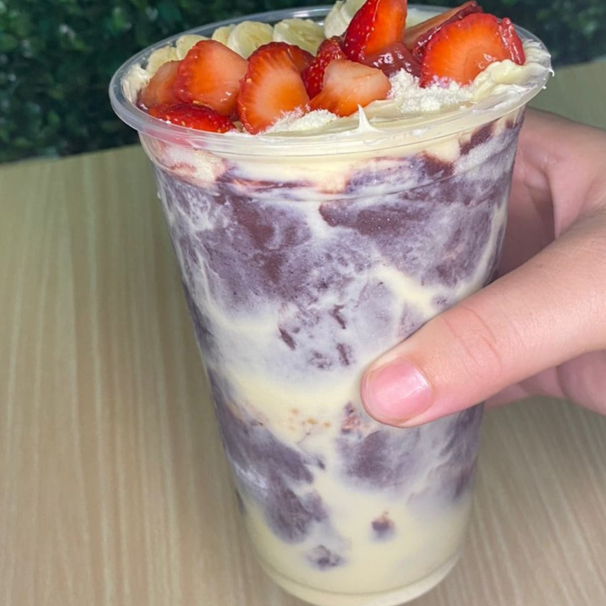 Açaí 400ml , leite em pó, creme de leite ninho (trunfado), Morangos, leite condensado