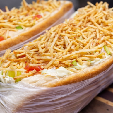 Acompanham pão, maionese, vina, tomate, cebola, milho e batata palha.