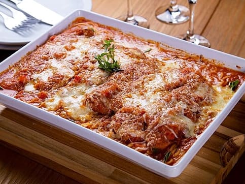 Filé de tilápia empanado com molho de tomates frescos sobre espaguete. Gratinado com queijo muçarela.