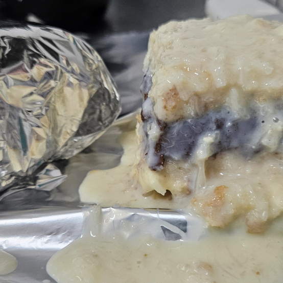Bolo gelado de Leite Ninho com Nutella, super macio e molhadinho, com camadas cremosas que derretem na boca e o equilíbrio perfeito entre o sabor suave do leite em pó e a intensidade do chocolate com avelã. Geladinho, indulgente e simplesmente impossível resistir a mais um pedaço!