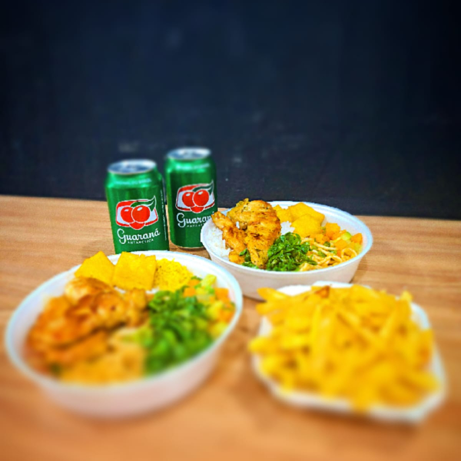 Nossa marmita acompanha um arroz bem fresquinho com um tempero caseiro, feijão com aquele caldo encorpado e com cheirinho de alho, macarrão espaguete, farofa de bacon, batata frita e a carne de sua escolha. 2 marmitas grande 900g cada + 2 saladas cortesia + 2 REFRI LATA
