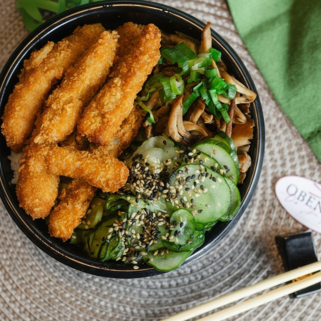 Bowl Tilápia empanada com base de arroz yakimeshi ou Gohan, acompanha pepino sunomono, cogumelos shimeji e a proteína empanada finalizada com cebolinha.