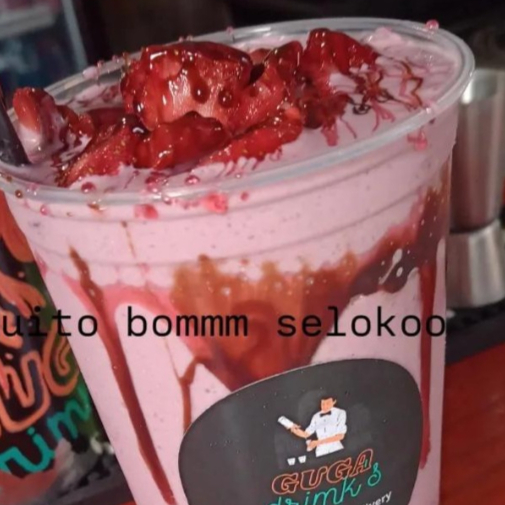 Vodka, polpa de açaí, leite condensado, fatias de morango, calda de morango e gelo.