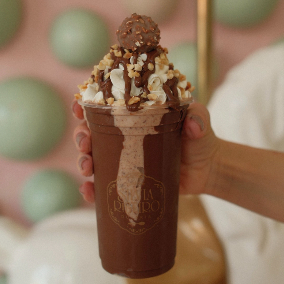 Sorvete de Ninho, brigadeiro Belga, Nutella, castanhas de caju, chantilly e Ferrero Rocher