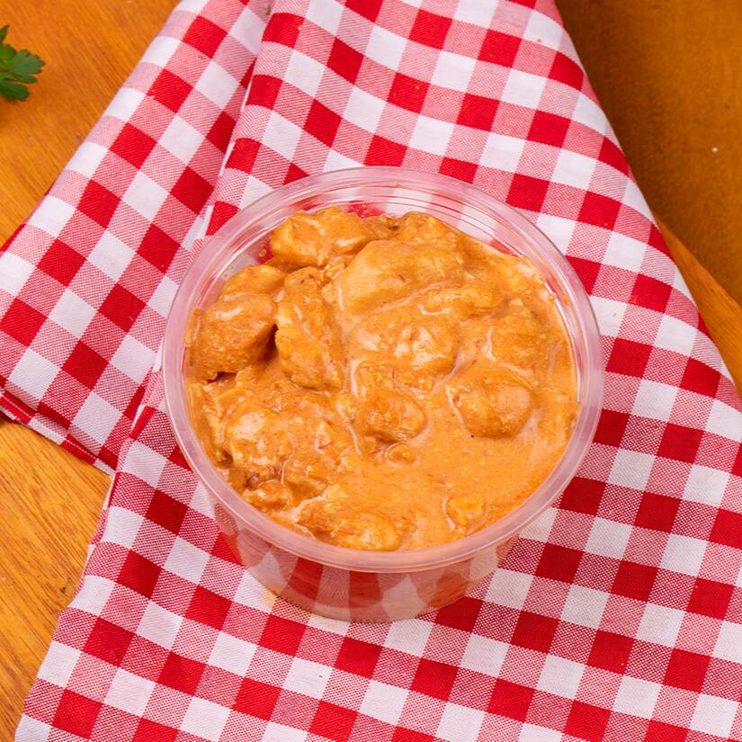 Dentro de uma pote de 145 ml