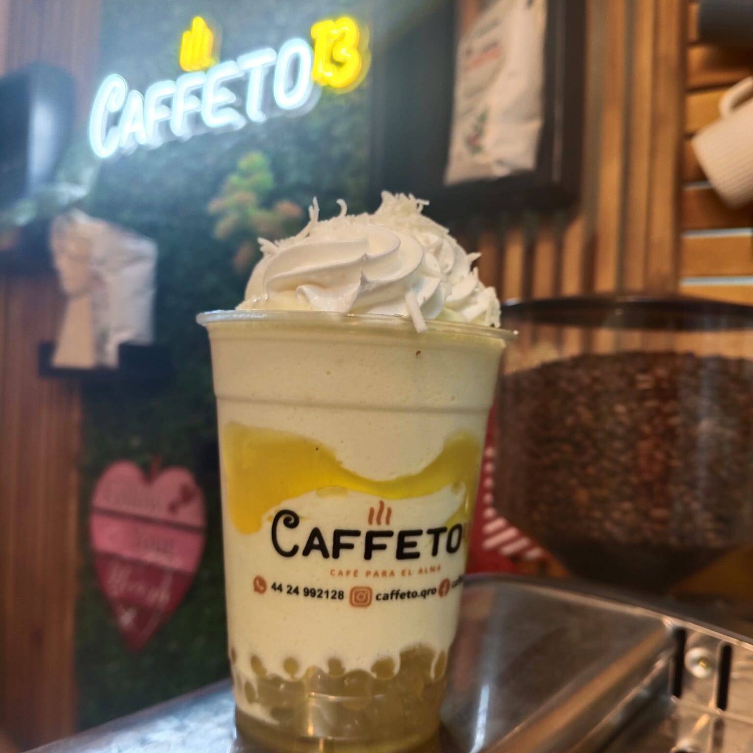 Smoothie de piña colada con perlas explosivas