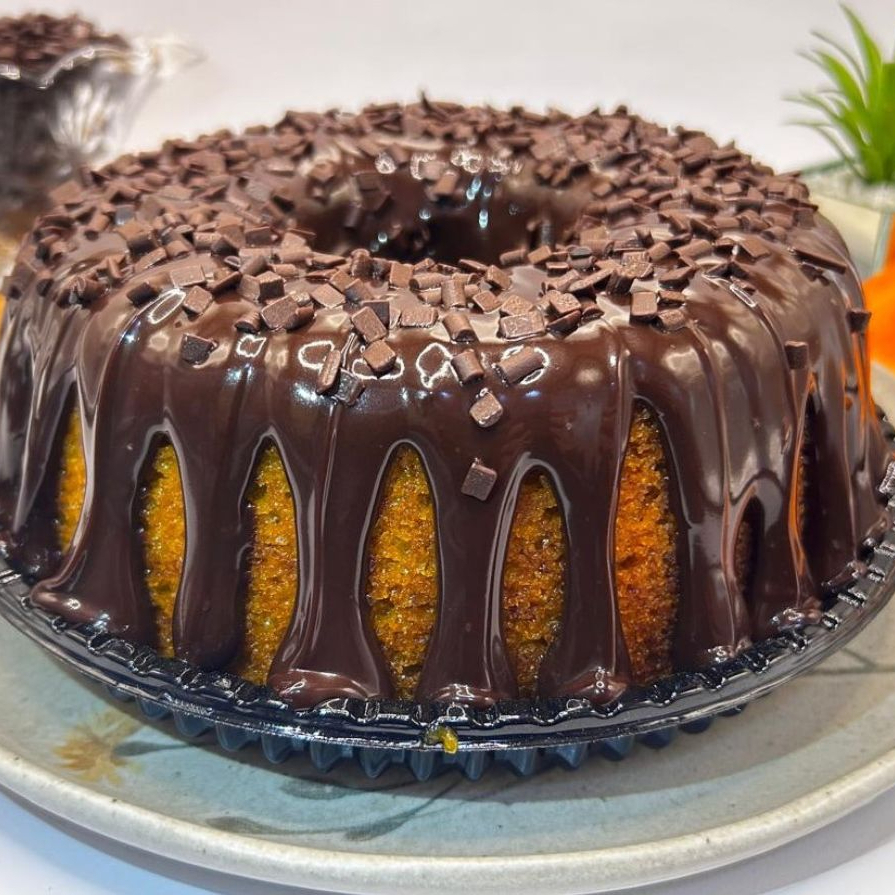 Bolo de Cenoura com Brigadeiro Gourmet – fofinho, macio e com aquele sabor caseiro que você ama! Cada fatia vem com brigadeiro cremoso de chocolate puro e granulado 100% chocolate irresistível. Perfeito para transformar seu café da tarde ou qualquer momento em pura felicidade! Garanta o seu agora e se permita essa delícia!"
