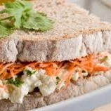 QUEIJO BRANCO COM SALADA E MOLHO ESPECIAL DA CASA