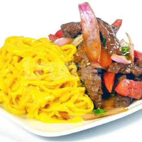 Tallarin a la Huancaína con Lomo Saltado