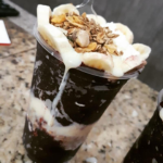Açaí Tradicional em camadas Banana, leite condensado, leite em pó e granola