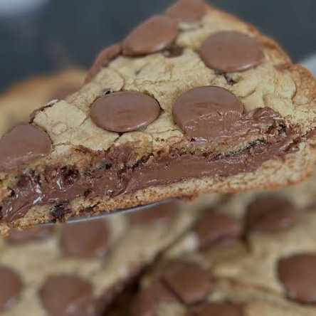 Massa cookie perfeita com recheio de brigadeiro gourmet, finalizados com gotas de chocolate ao leite.
