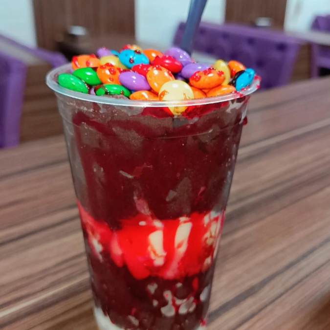 Acompanha:açaí , leite condensado, leite em pó , paçoca, cobertura de morango, confetes. Obs: todos os ingredientes vão dentro do copo