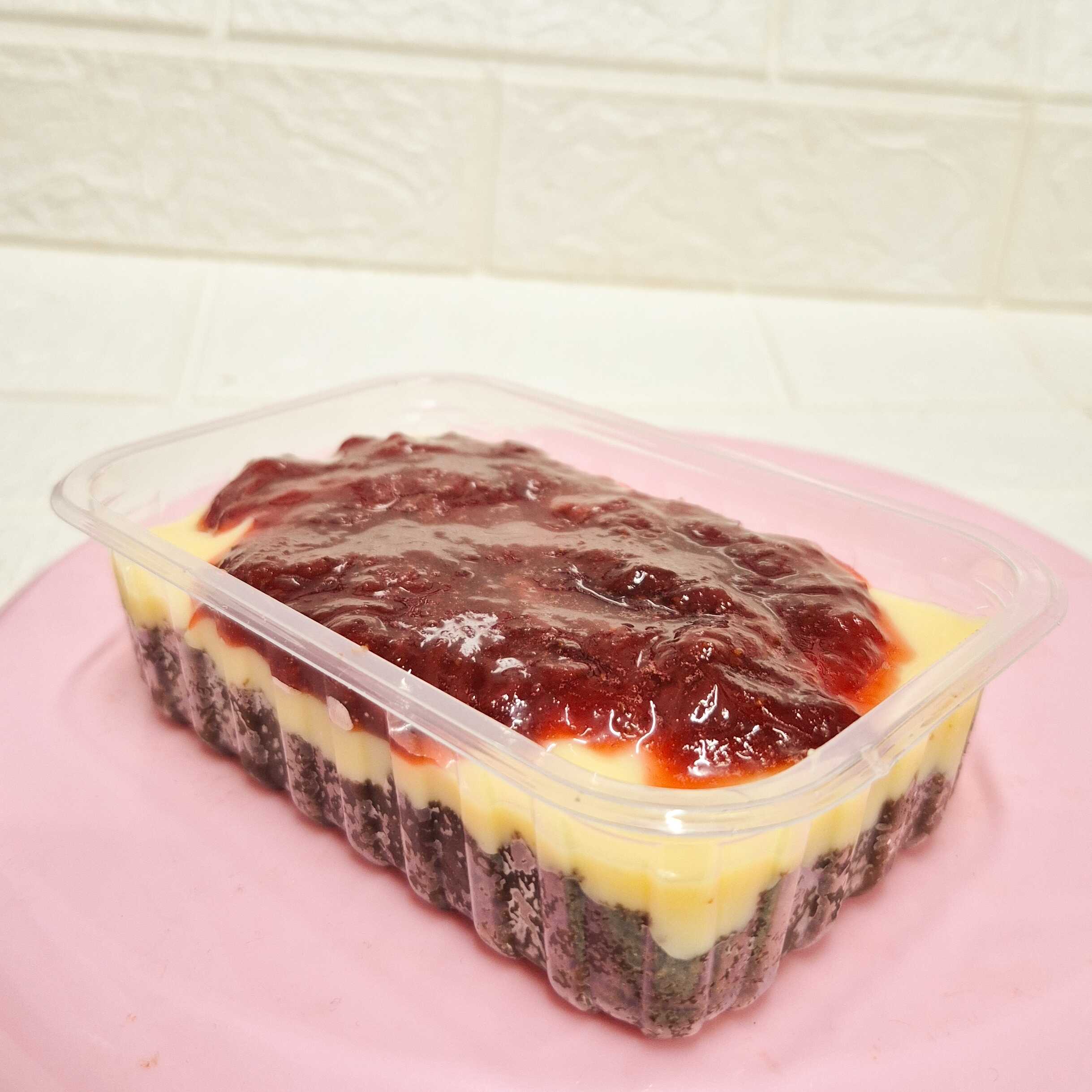 Bolo de chocolate com cobertura de brigadeiro cremoso de ninho e geléia artesanal de morango 250g