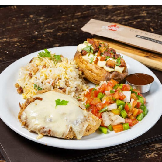 Clássico delicioso! O Frango à Parmegiana combina peito de frango empanado, queijo e molho marinara caseiro. Escolha dois acompanhamentos e um molho para uma refeição especial!