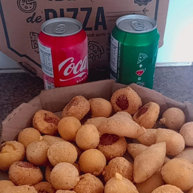 desfrute com o combo casal com 50 salgadinhos e 2 refrigerante em lata ,perfeito para compartilhar momentos deliciosos
