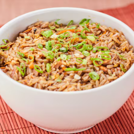 Uma combinação irresistível de arroz frito com ovos mexidos, presunto, cenoura e cebolinha, tudo finalizado com um leve toque de molho oriental.