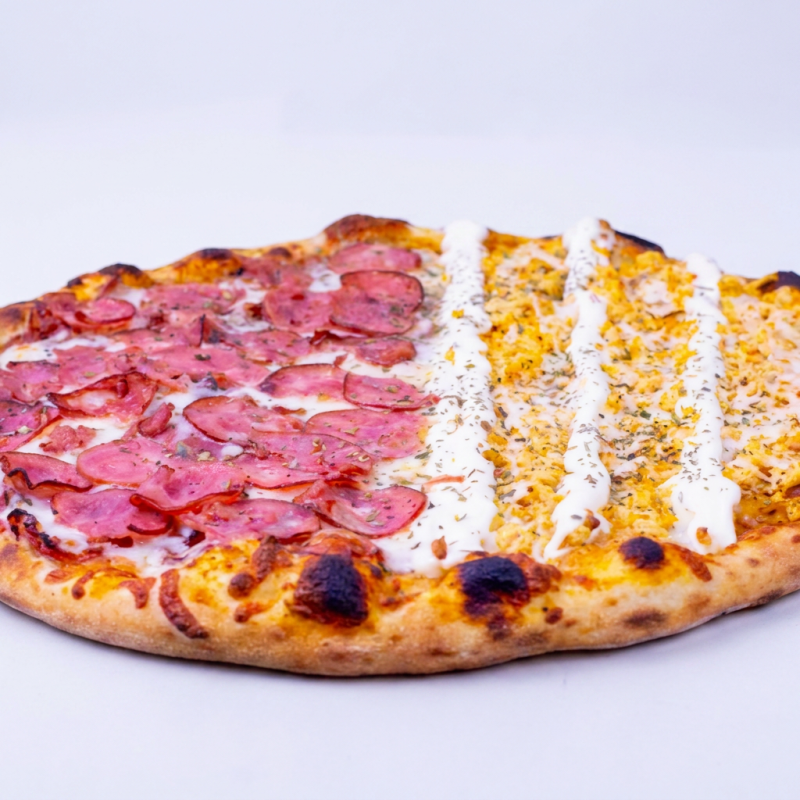 Delicie-se com nossa Pizza Grande! Metade com calabresa suculenta e temperada, e a outra metade com frango desfiado e cremoso Catupiry. Uma combinação perfeita em uma massa fina e crocante. Sabor que agrada a todos!