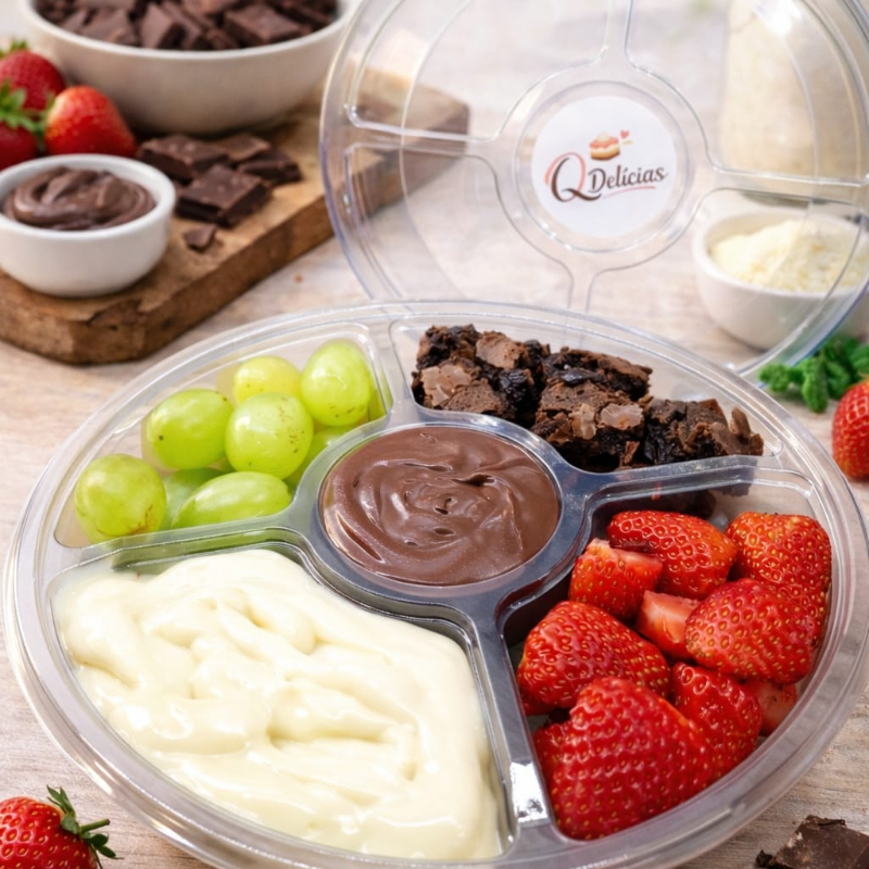 Morangos frescos, uvas selecionadas, brownie artesanal super macio, creme de ninho super delicioso e MUITA Nutella cremosa para mergulhar e se apaixonar a cada pedaço. Perfeita para dividir… ou não. Serve até 2 pessoas, pesa +- 450gr.