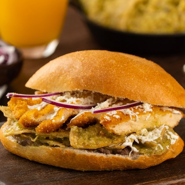Torta de Chilaquiles Verdes con Pechuga Empanizada