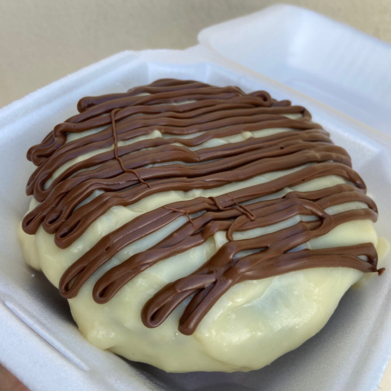 Delicioso bolinho de chocolate com ganache de ninho e fios de Nutella