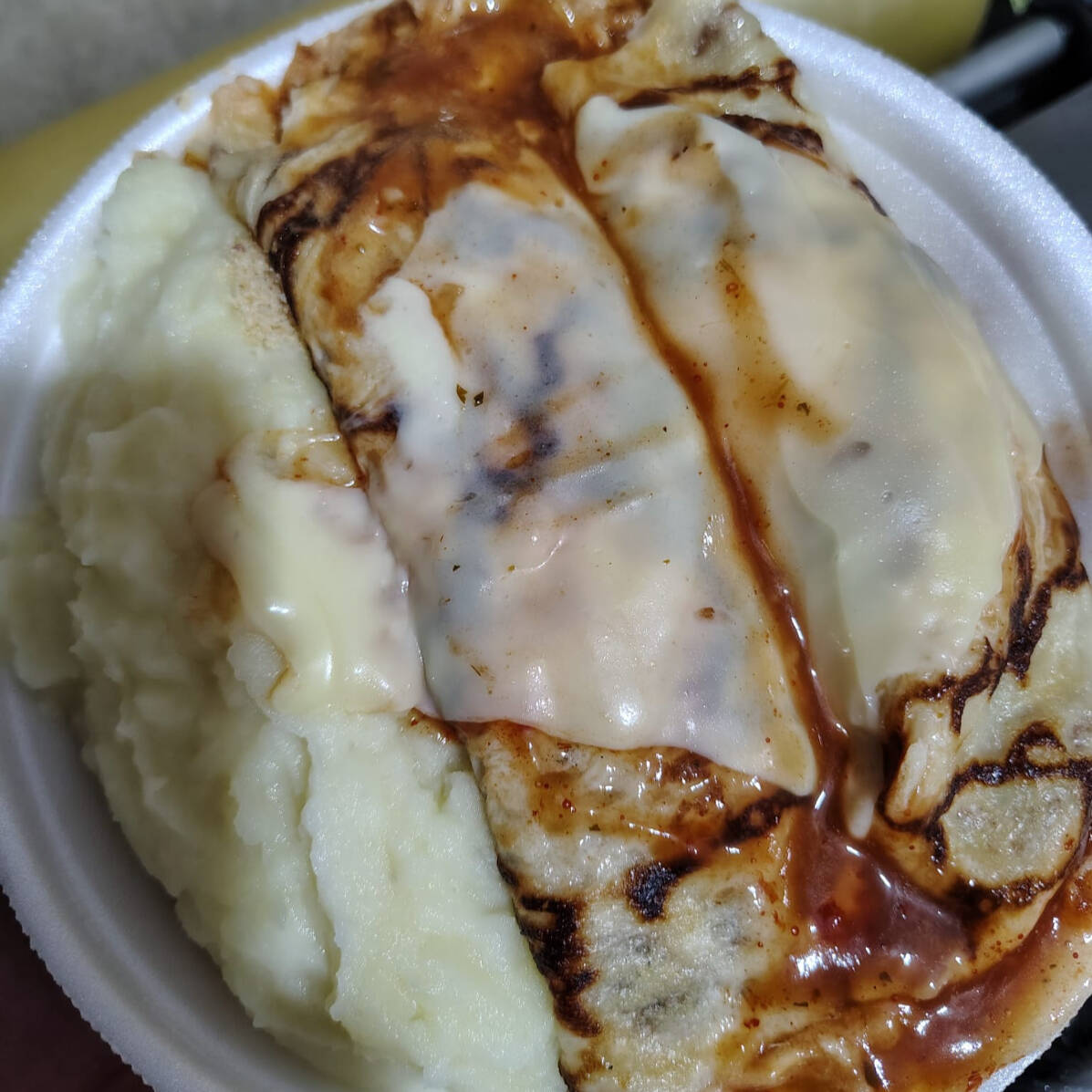 Acompanha duas panquecas de frango com molho de tomate e queijo mussarela, arroz, feijão, farofa, um acompanhamento e uma salada de sua preferência.