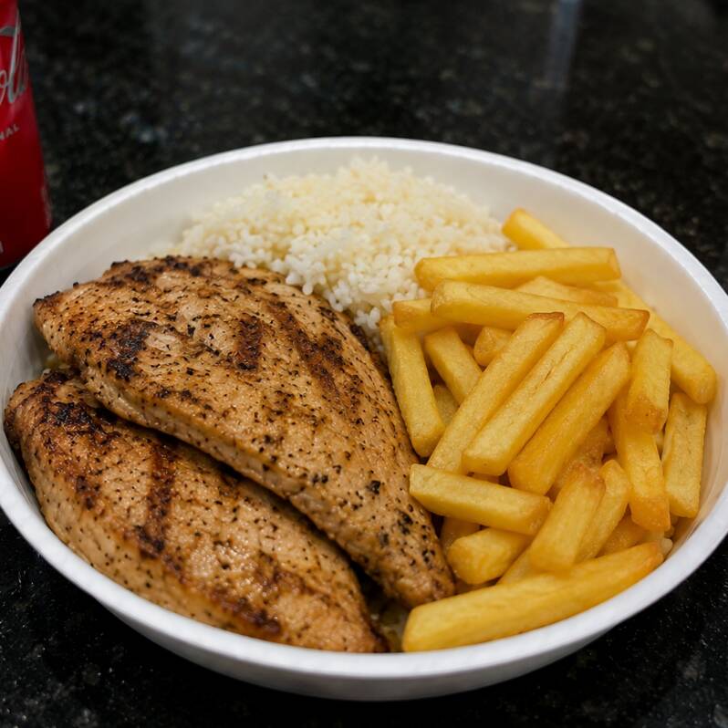 arroz, feijão, filé de frango grelhado e fritas