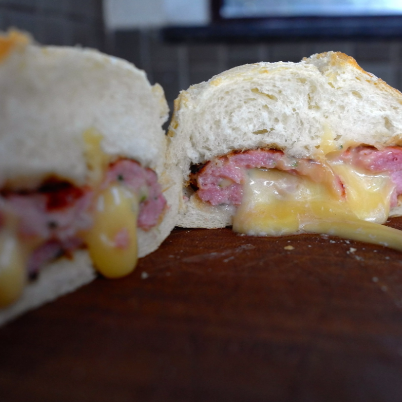 Lanche com filé de frango grelhado.